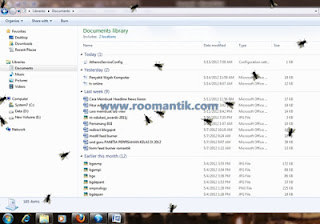 Screen Saver lalat di layar monitor