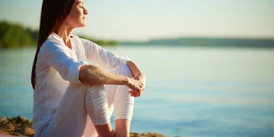 Meditación se refiere a un tipo de ejercicio mental y reflexión que las personas hacen sobre algo en particular, bien sea espiritual o físico. Es una actividad que puede ser realizada por cualquier persona. La palabra meditación se origina del latín meditatĭo, que indica la acción de meditar.