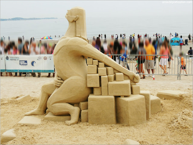 Esculturas de Arena de Revere Beach: Look Up de Marianne Van Den Broek