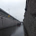 Queda varado autobús en puente en puente deprimido de Las Torres