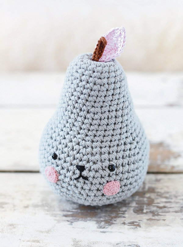 Crochet pear pattern (photo and pattern by Sandrine Deveze) | Happy in Red