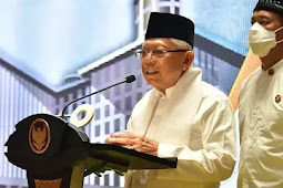 Maruf Amin Salat Isya dan Tarawih di Masjid Istiqlal