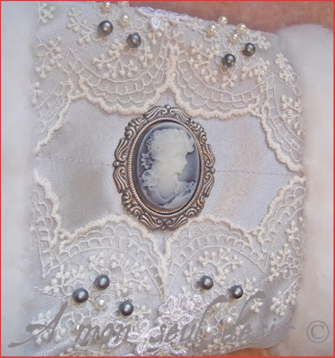 Manchon fausse fourrure victorien romantique camée satin dentelle perles nacrées cameo victorian fake fur hand muff handwarmer
