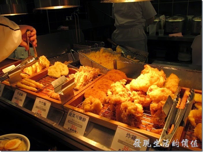 這「丸龜製麵」有好多的炸物，我光用算的就有炸牛蒡絲、炸蝦、炸白身魚、炸雞、炸可樂餅、炸竹輪、炸蓮藕、炸青椒、炸蕃薯…等。
