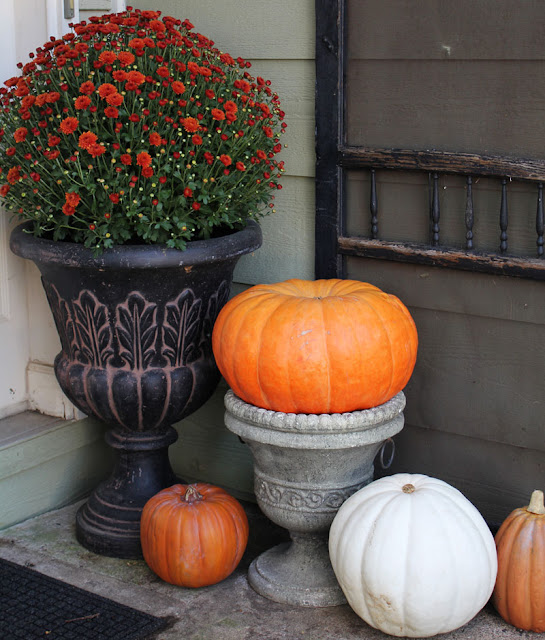 Fall front porch decorating- Itsy Bits And Pieces