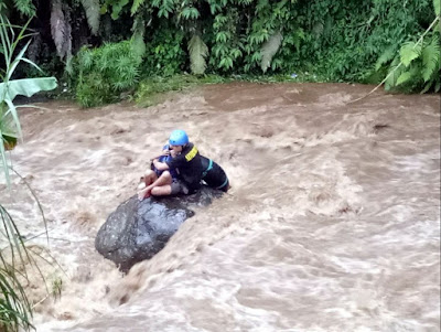 2 Pria Nyaris Tenggelam Saat Tubing di Sungai Cigunung