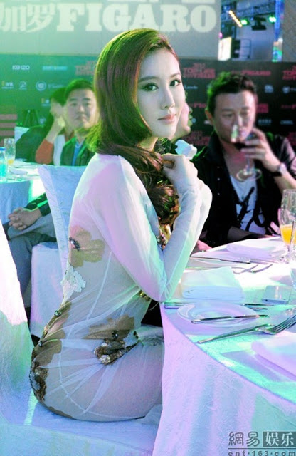 [Gambar] Gaun Transparent Aktres China yang Gerenti Menjolok Mata