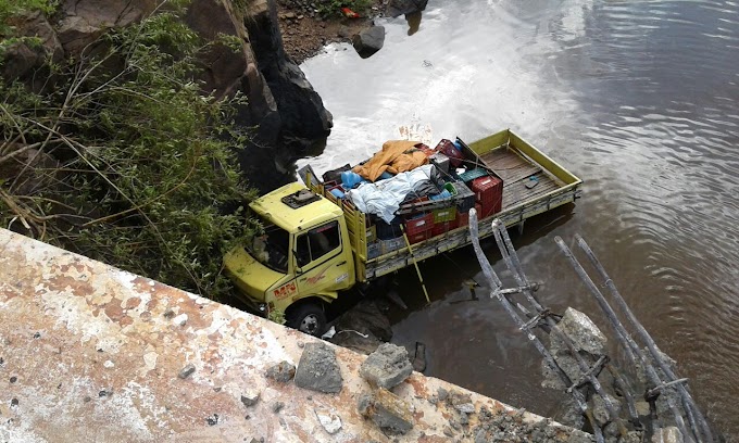 Motorista e passageiro saem ilesos após caminhão cair de ponte na BR-343 em Buriti dos Lopes