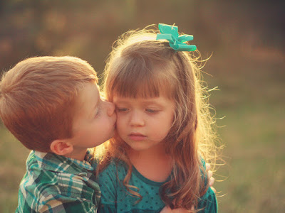 fotos de  niño dando beso