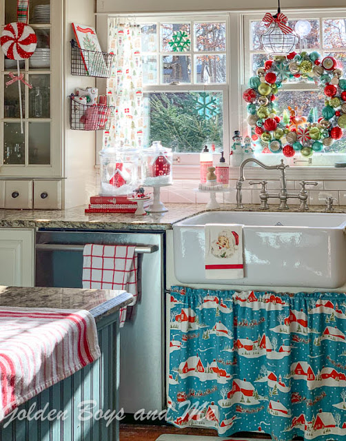 Christmas kitchen with colorful vintage style decor - www.goldenboysandme.com