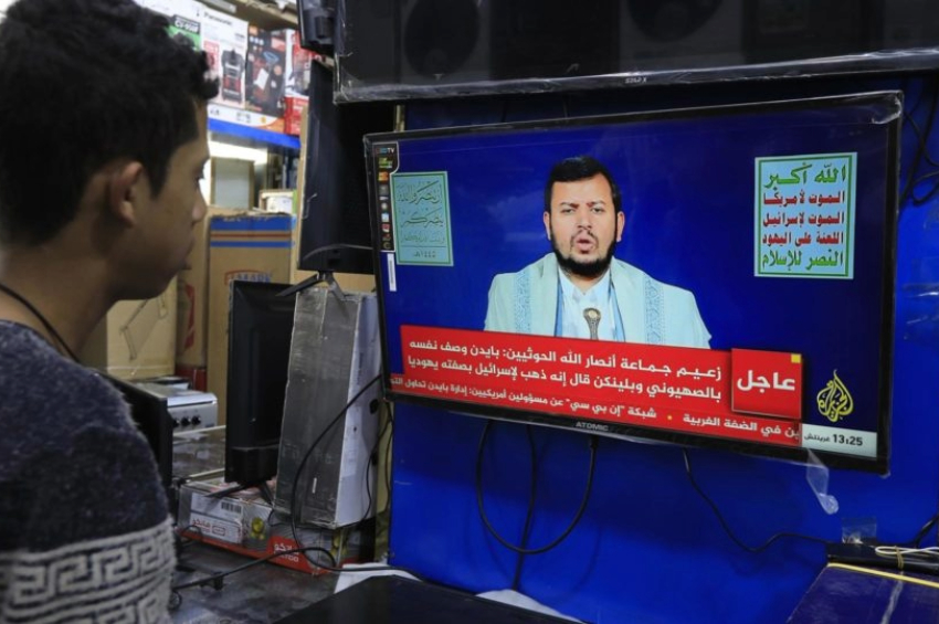 Um jovem assistindo o discurso do líder houthi, Abdul-Malik al-Houthi, em janeiro deste ano | Foto: EFE/EPA/YAHYA ARHAB