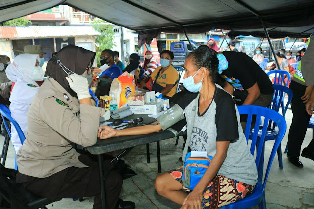 Ratusan Orang  Divaksin dalam Gerai Vaksin Presisi Polresta Jayapura Kota di Kloofkamp