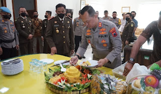 Kunjungi Kejari, Polres Sukoharjo Beri Tumpeng dan Ucapan Selamat Hari Bhakti Adhyaksa ke 62