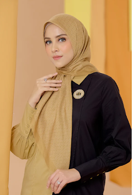 hijab kuning dan baju hitam