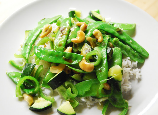 Poêlée de pois gourmands, courgettes, poivrons verts et cébettes