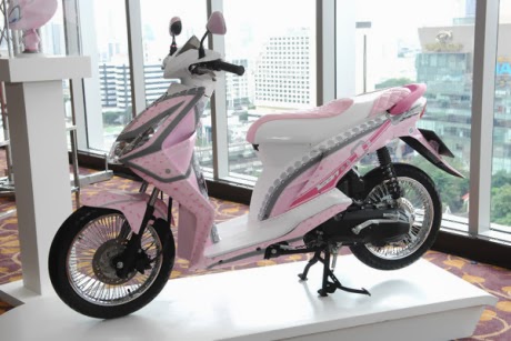 Gambar Modifikasi  Motor  Honda Beat  Putih Injeksi  Velg  17  