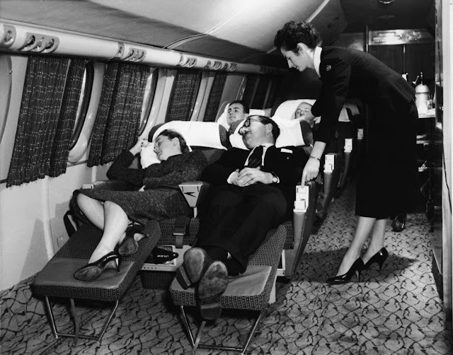 El placer de viajar en avión en los años 50