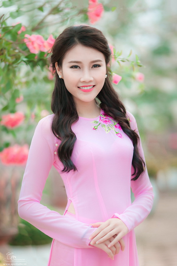 Thiếu nữ áo dài hồng