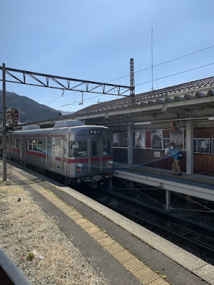 休憩所から見える湯田中駅のホーム