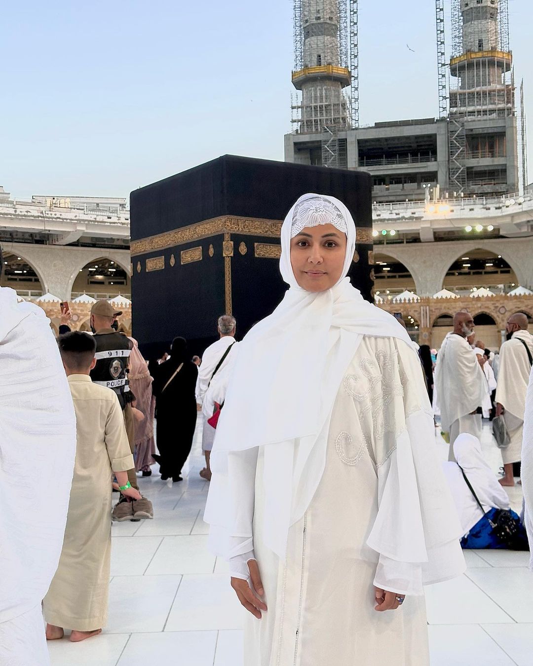 Hina-khan-performing-umrah