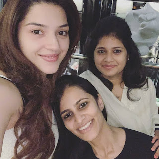 Mehreen Pirzada with Cute and Awesome Smile with her Besties 2
