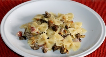 Farfalle con funghi chiodini, pancetta e fontina