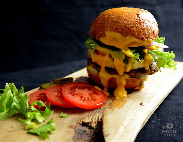 zdjęcie: burger na drewnianej desce