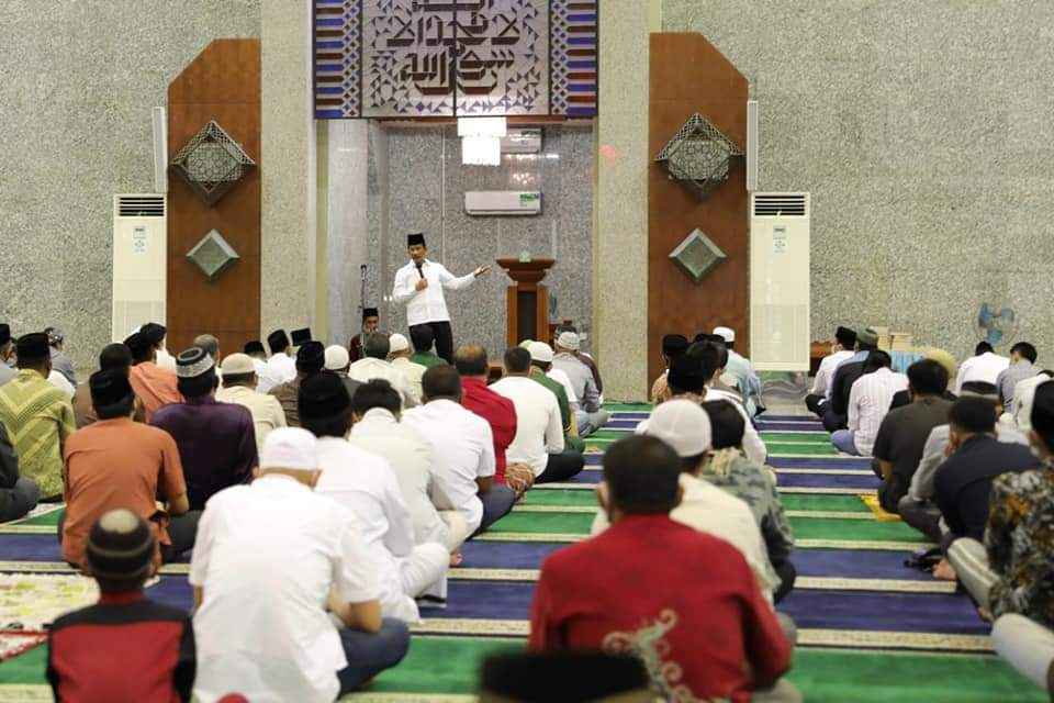 Walikota Batam  Salat Tarawih Berjamaah di Masjid Agung Batam