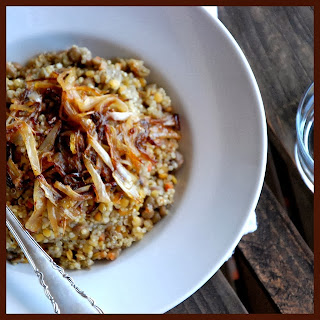 Quinoa con lentejas rojas y marrón, especias y cebolla caramelizada 