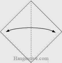 Bước 1: Gấp tờ giấy lại theo chiều trái phải để tạo nếp gấp, sau đó lại mở ra.