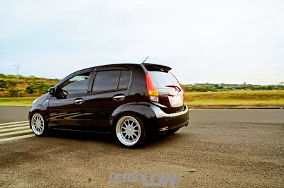 modifikasi daihatsu sirion hitam