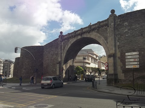 LAS PUERTAS DE LA MURALLA ROMANA DE LUGO. BLOGGER TRAVELLER