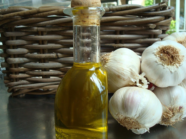 The benefits of garlic oil on the hair