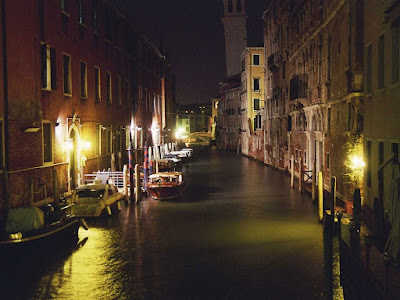 canal-de-venecia-en-la-noche