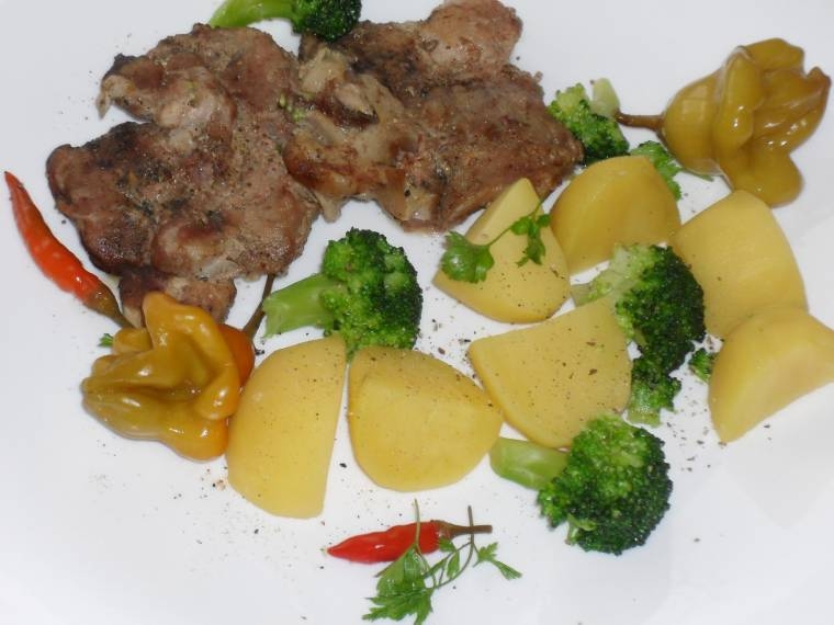 Dulcesarat Ceafa De Porc La Tava Cu Broccoli Si Cartofi