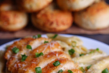 30-Minute Garlic Parmesan Pasta with Crispy Chicken