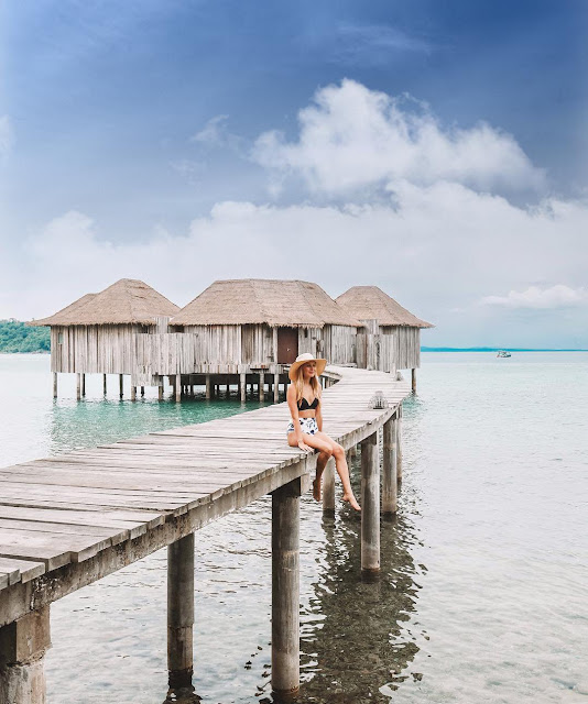 Campuchia còn sở hữu những hòn đảo hoang sơ, chưa có bàn tay khai phá của con người. Điển hình là ốc đảo Song Saa, nơi sở hữu khu nghỉ dưỡng biệt lập sang chảnh chẳng kém gì thiên đường Maldives nổi danh khắp thế giới đang được du khách check-in rầm rộ thời gian gần đây.