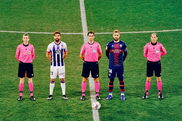 Los capitanes del Valladolid y el Huesca, Michel Herrero y Jorge Pulido, junto con el trío arbitral comandado por Ricardo De Burgos Bengoechea. REAL VALLADOLID C. F 1 S. D. HUESCA 3. 29/01/2021. Campeonato de Liga de 1ª División, jornada 21. Valladolid, estadio José Zorrilla. GOLES: 0-1: 37’, Rafa Mir. 0-2: 50’, Rafa Mir. 0-3: 57’, Rafa Mir. 1-3: 90+3’, Toni Villa.