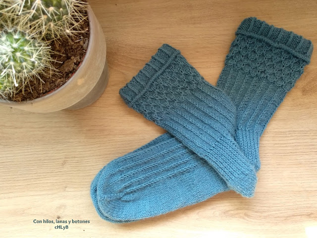 Con hilos, lanas y botones: Acorns Socks (Agata "Amanita" Mackiewicz)