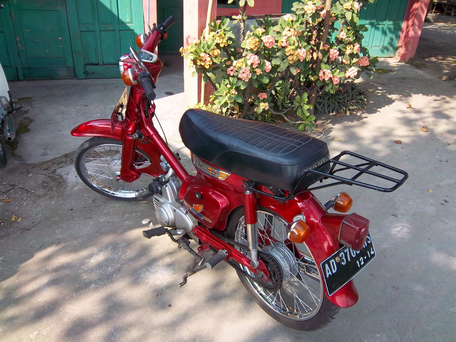 jual mobil dan motor di solo motor honda c70  tahun 1976