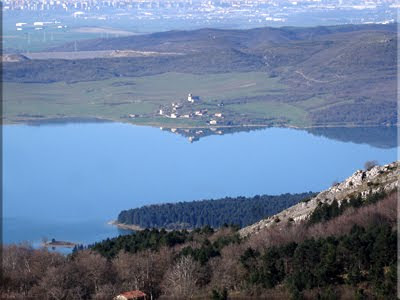 Lagara Ullibarri reflejado en las tranquilas aguas del embalse