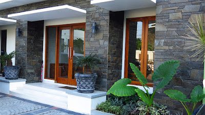 desain teras rumah minimalis mewah dengan watu alam
