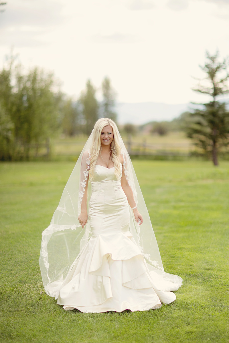 Bride / Dress: Haley Paige from Belle en Blanc / Photography: Tracy Moore Photography