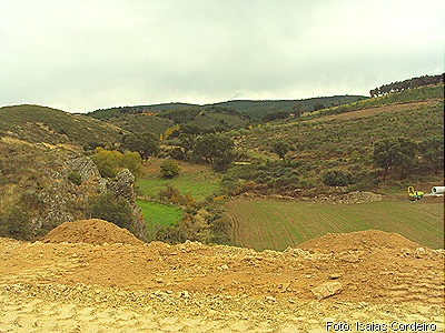 Passagem no Ribeiro do Carvalhal junto ás fragas de Vale de Veado. Imaginem, pareciam altas vistas dos caminhos, não era assim?