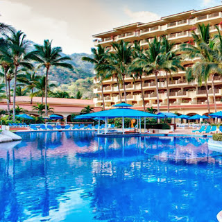 imagen del hotel barcelo con alberca y vista al mar de puerto vallarta