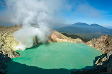 Kawah Ijen Melihat Ilusi Api Biru