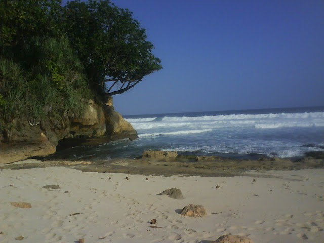 Pantai-Pantai Berpasir Hitam di Indonesia