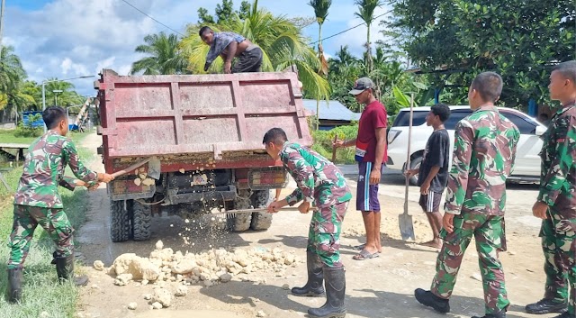 Personel Satgas Yonif 122/TS Bersama Masyarakat Gotong-Royong Perbaiki Jalan Rusak