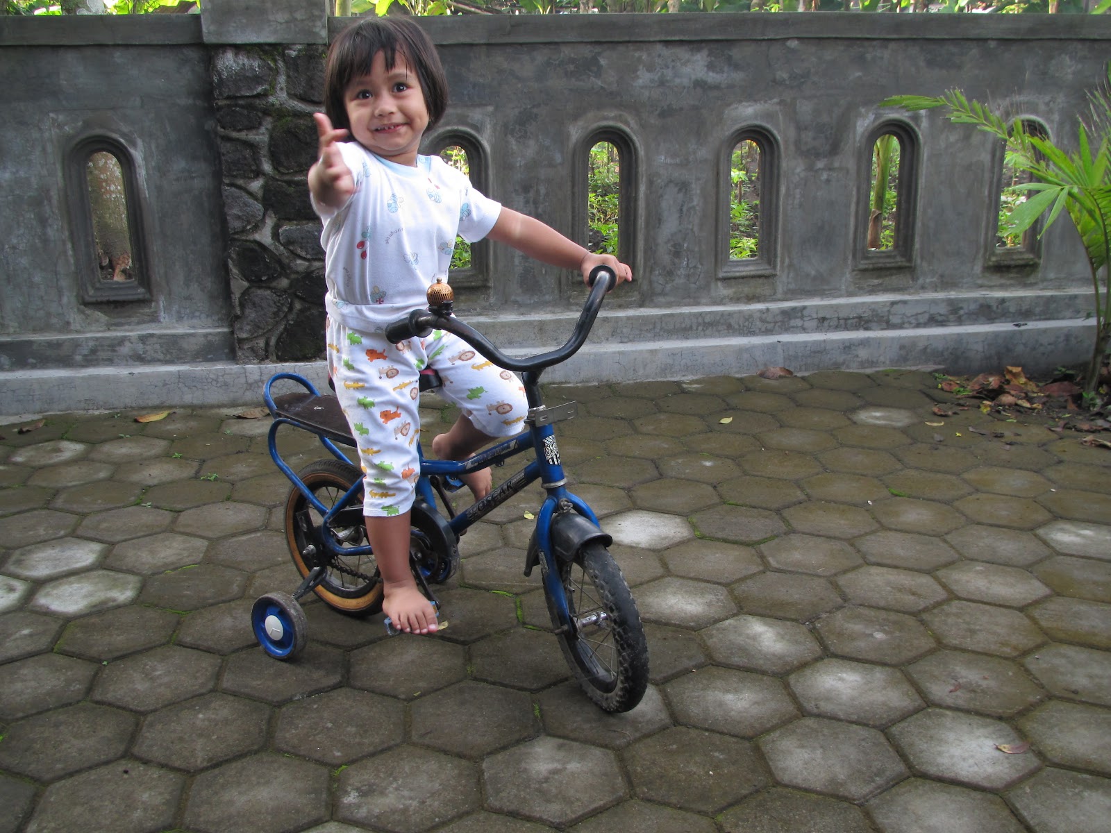 Gambar Kartun Anak Kecil Naik Sepeda
