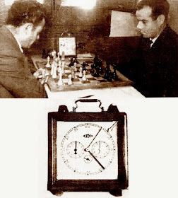 Vicenç Tornero, jugando al ajedrez con las piezas blancas y el reloj de ajedrez de 1948